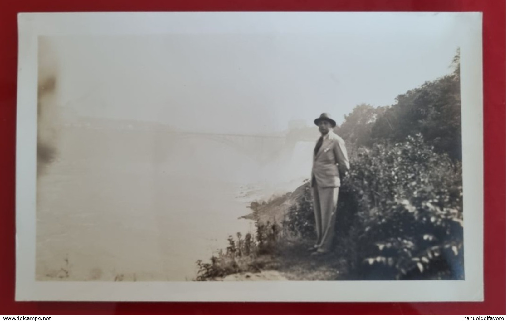 PH - Ph Original - Homme Posant Avec Une Superbe Vue Sur Le Lac Et Les Montagnes Et Un Grand Pont Derrière - Anonymous Persons