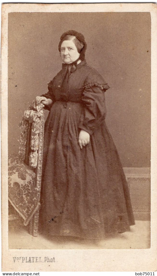 Photo CDV D'une Femme élégante Posant Dans Un Studio Photo A Toulon  Avant 1900 - Ancianas (antes De 1900)
