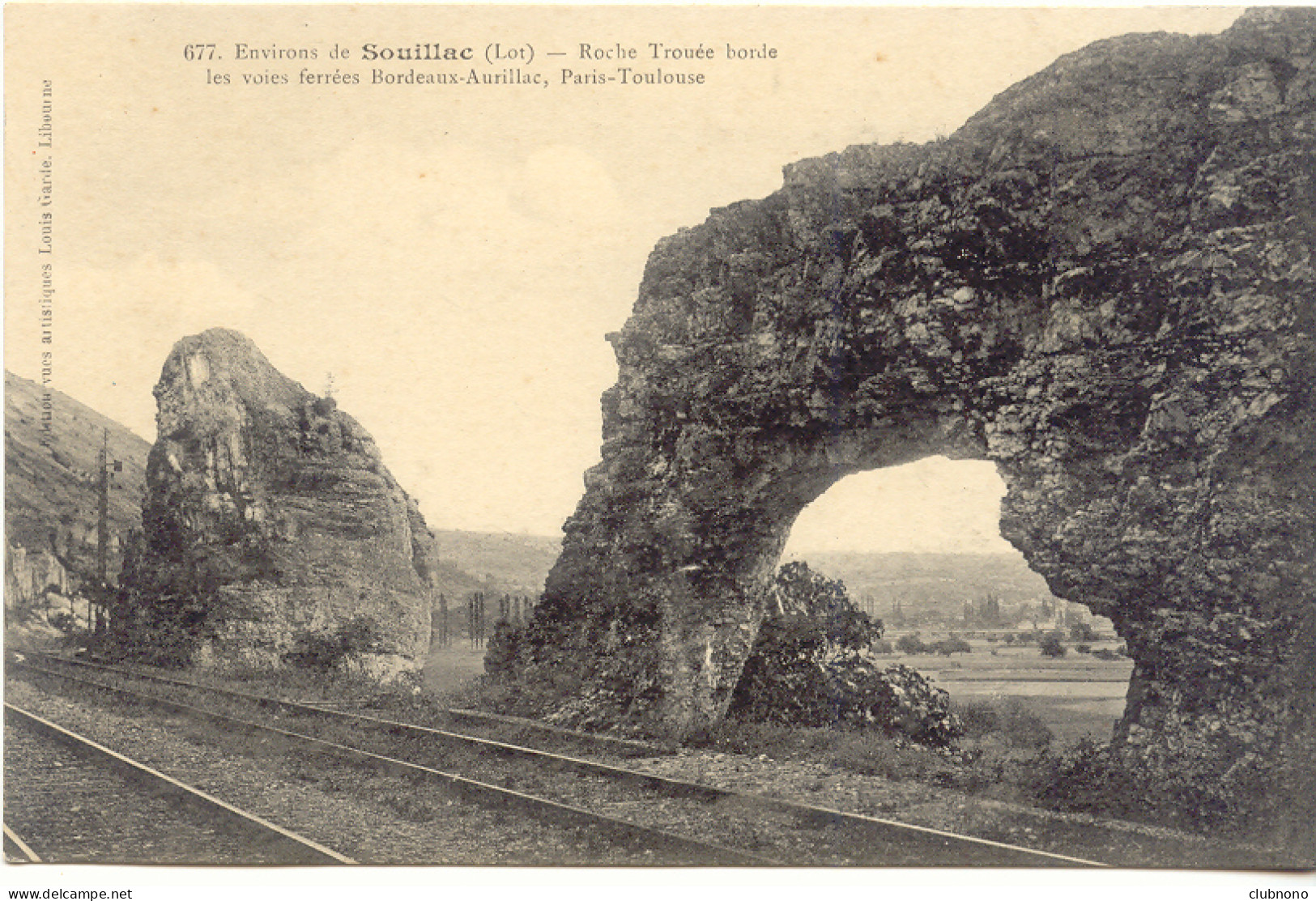 CPA - SOUILLAC (ENV.) - ROCHE TROUEE BORDANT LES VOIES FERREES - Souillac