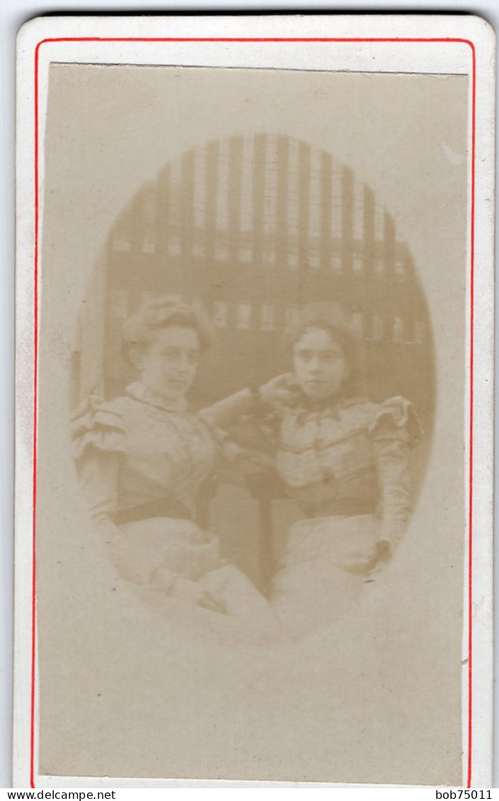 Photo CDV De Deux Jeune Fille élégante Posant Assise Dans Leurs Jardin - Antiche (ante 1900)