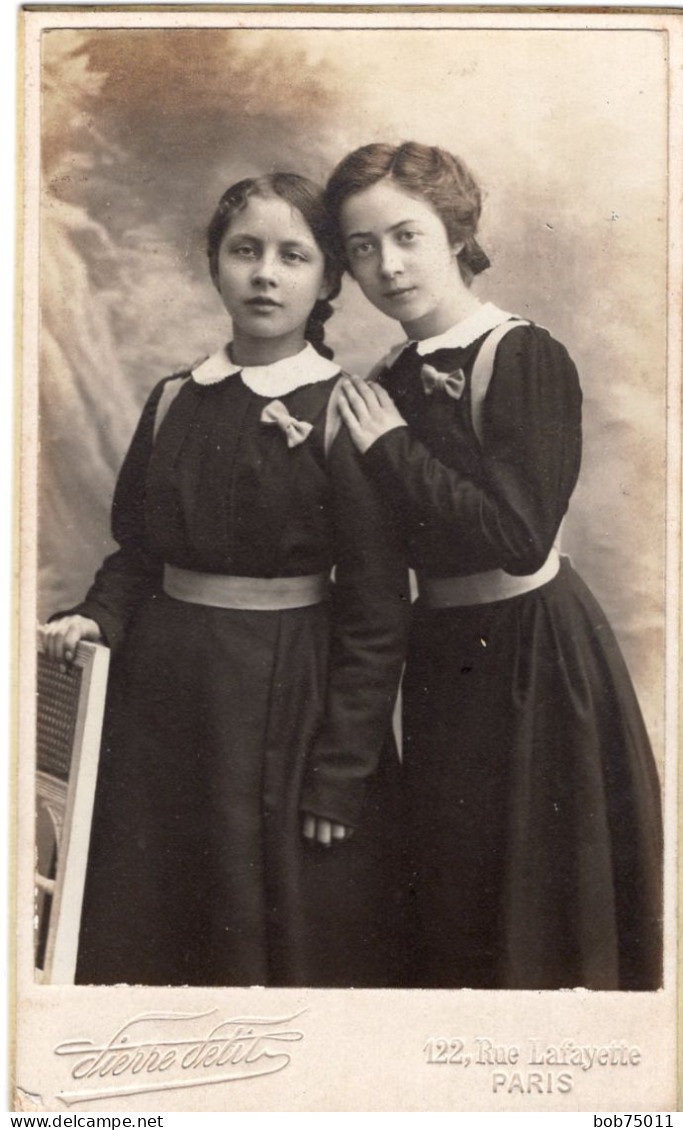 Photo CDV De Deux Jeune Fille élégante Posant Dans Un Studio Photo A Paris - Old (before 1900)