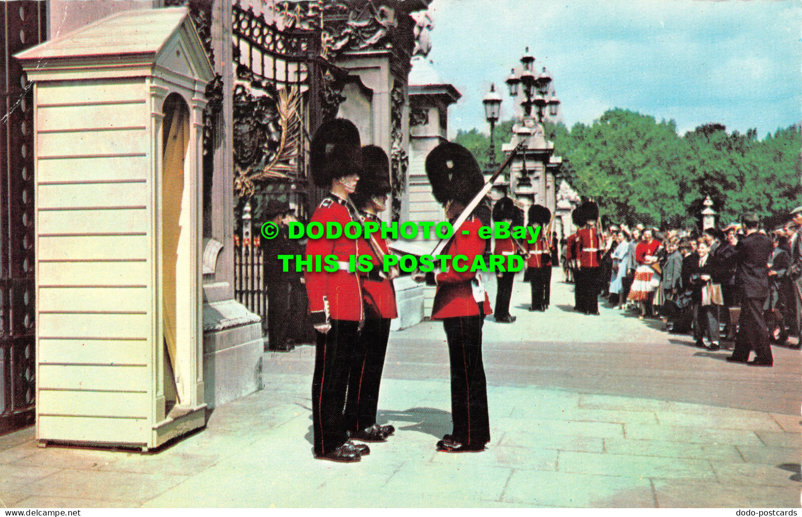 R519092 London. Changing The Guard At Buckingham Palace. The Photographic Greeti - Sonstige & Ohne Zuordnung