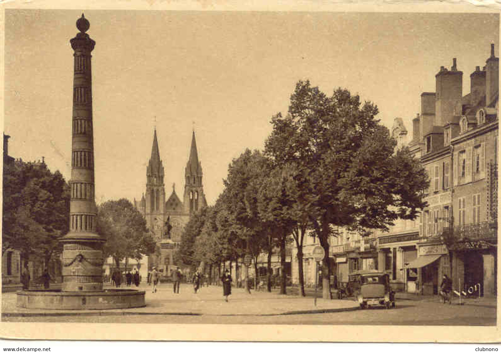 CPA - MOULINS - PLACE D'ALLIER ET EGLISE DU SACRE-COEUR (1938) - Moulins