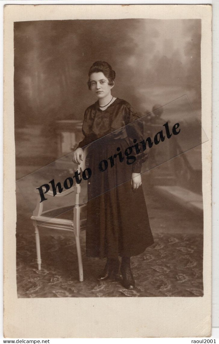 Carte Photo Originale Prise De Vue Studio - 1917 - Jeune Femme élégante Avec Belle Robe Chemisier Belles Chaussures - Ancianas (antes De 1900)