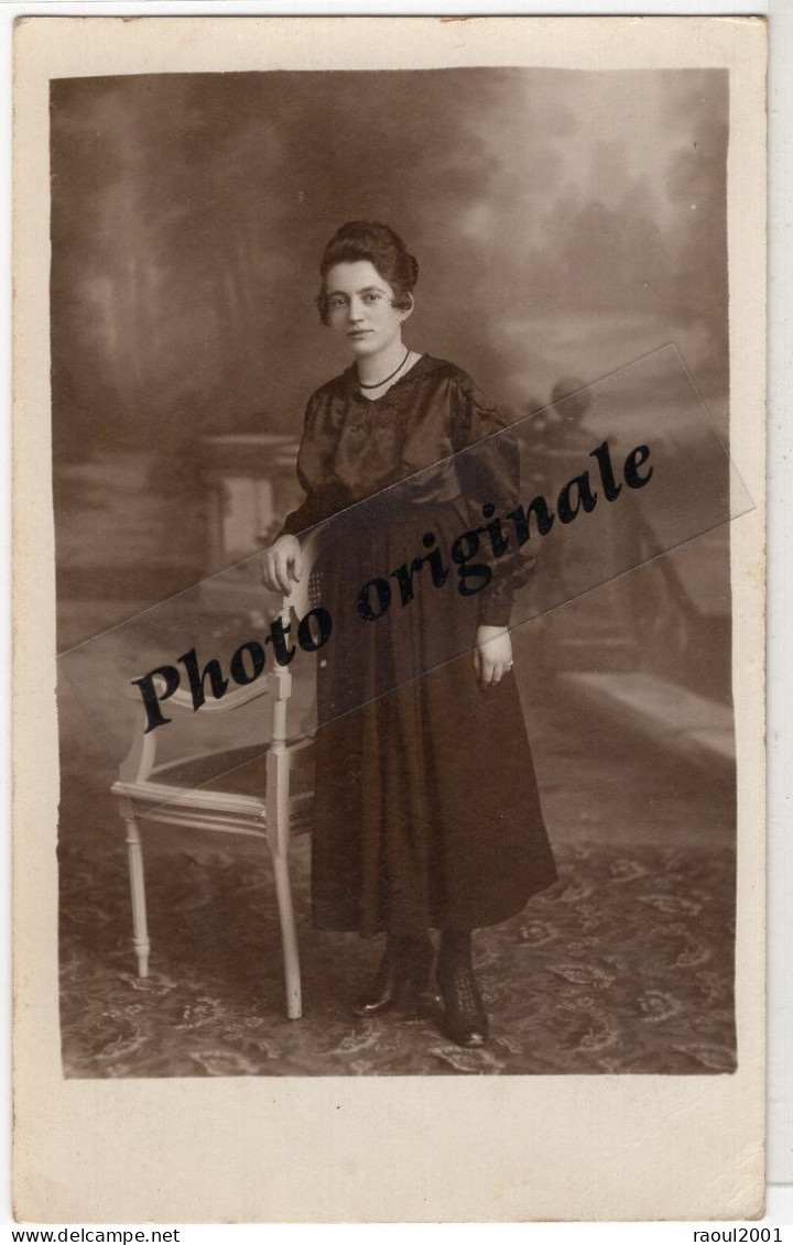 Carte Photo Originale Prise De Vue Studio - 1917 - Jeune Femme élégante Avec Belle Robe Chemisier Belles Chaussures - Alte (vor 1900)