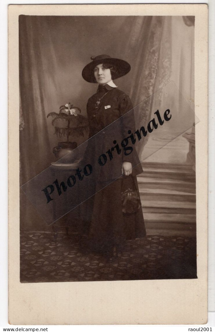 Carte Photo Originale Studio Années 1900 - Jeune Femme élégante Avec Beau Chapeau Belle Robe Chemisier Belles Chaussures - Ancianas (antes De 1900)