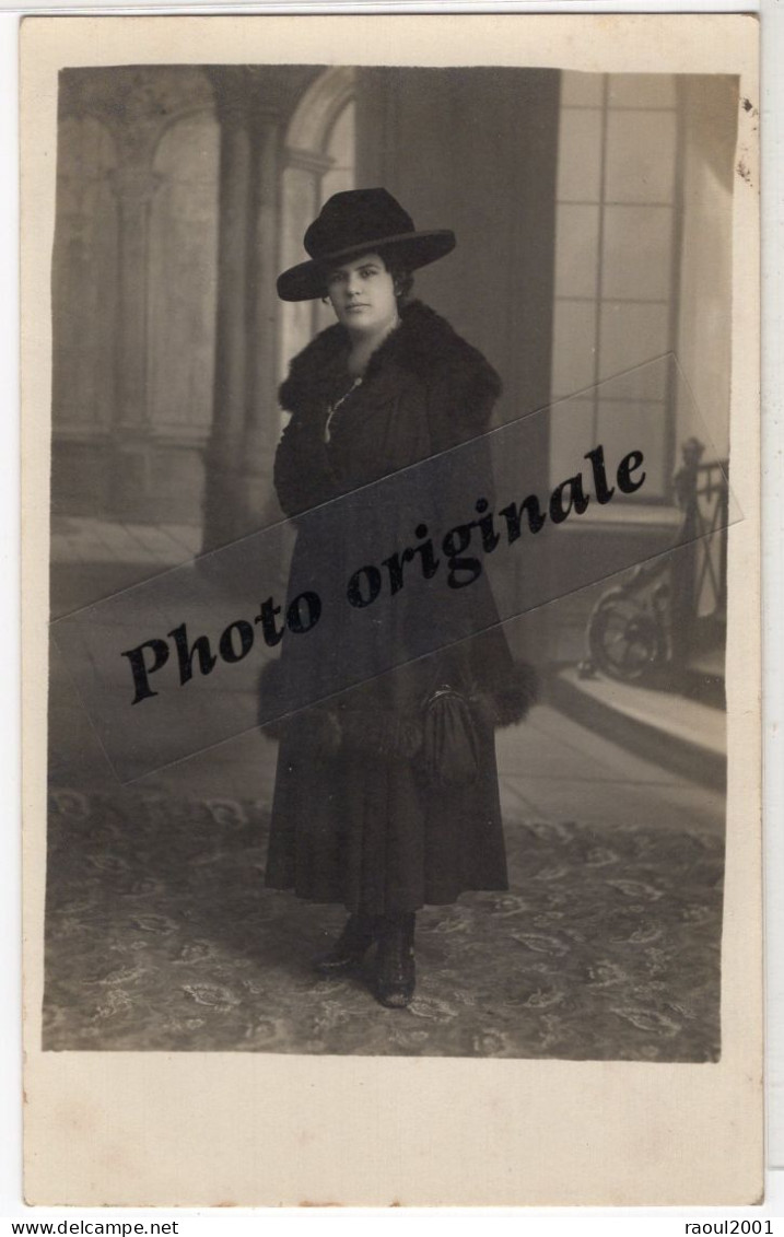 Carte Photo Originale Studio Années 1900 - Jeune Femme élégante Avec Beau Chapeau Manteau Belle Robe Belles Chaussures - Ancianas (antes De 1900)