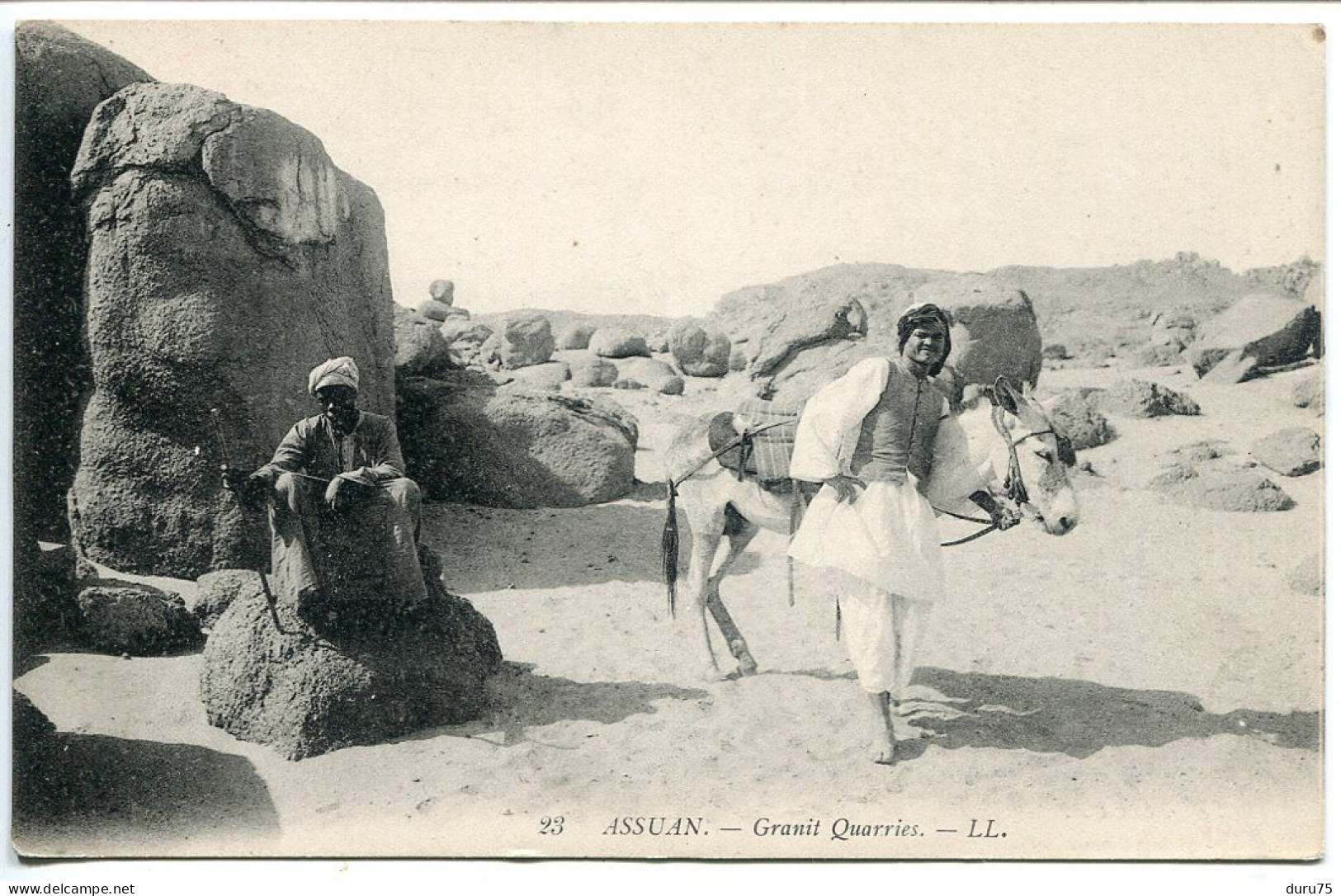 EGYPTE CPA Non écrite * ASSUAN Granit Quarries / ASSOUAN Carrières De Granit ( Animée Homme Costume âne ) - Assuan