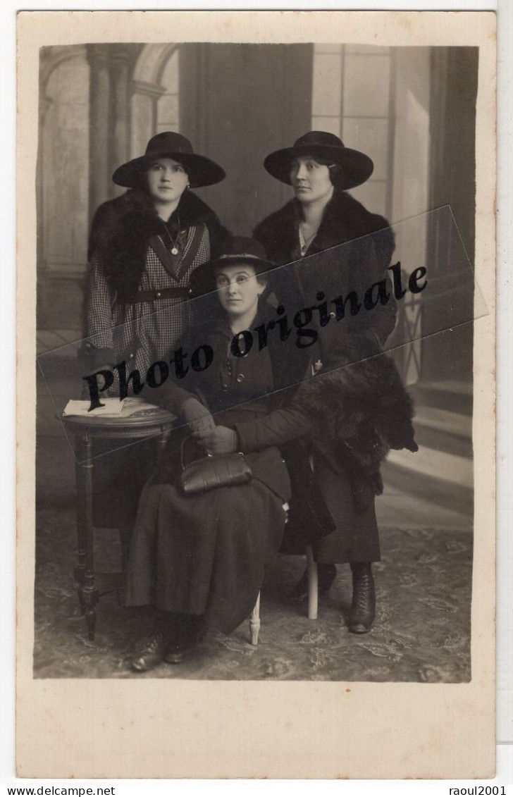 Carte Photo Originale Studio Années 1900 - 3 Jeunes Femmes élégantes Beau Chapeau Manteau Belle Robe Belles Chaussures - Old (before 1900)