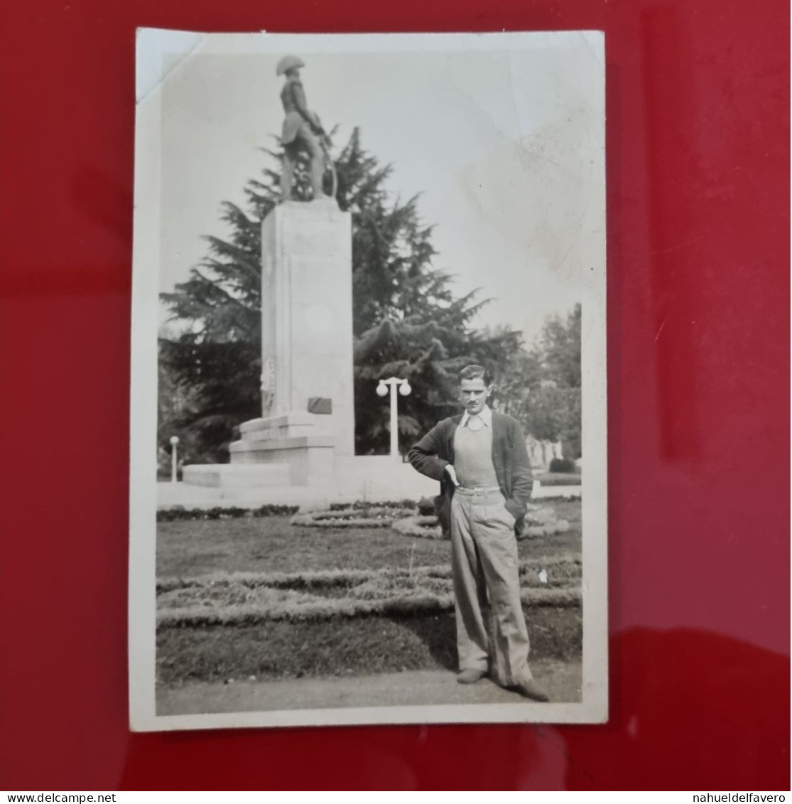 PH - Ph Original - Homme Posant De Manière Efféminée à Côté D’un Grand Monument - Personas Anónimos