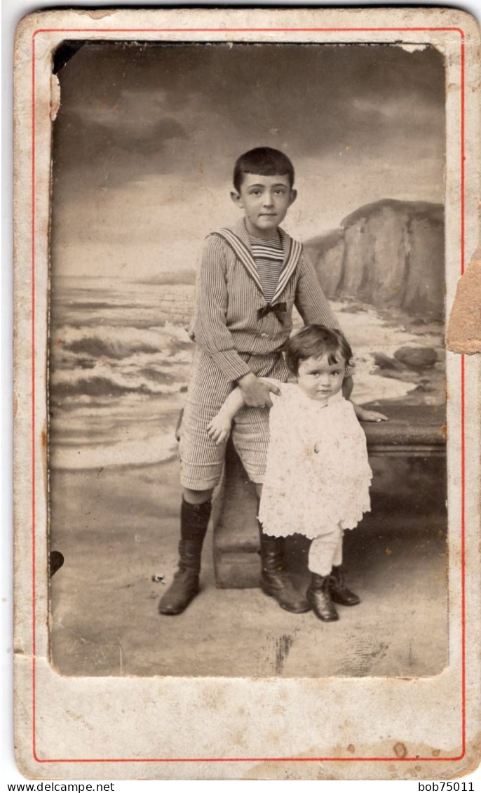 Photo CDV D'un Jeune Garcon élégant Avec Une Petite Fille Posant Dans Un Studio Photo - Anciennes (Av. 1900)