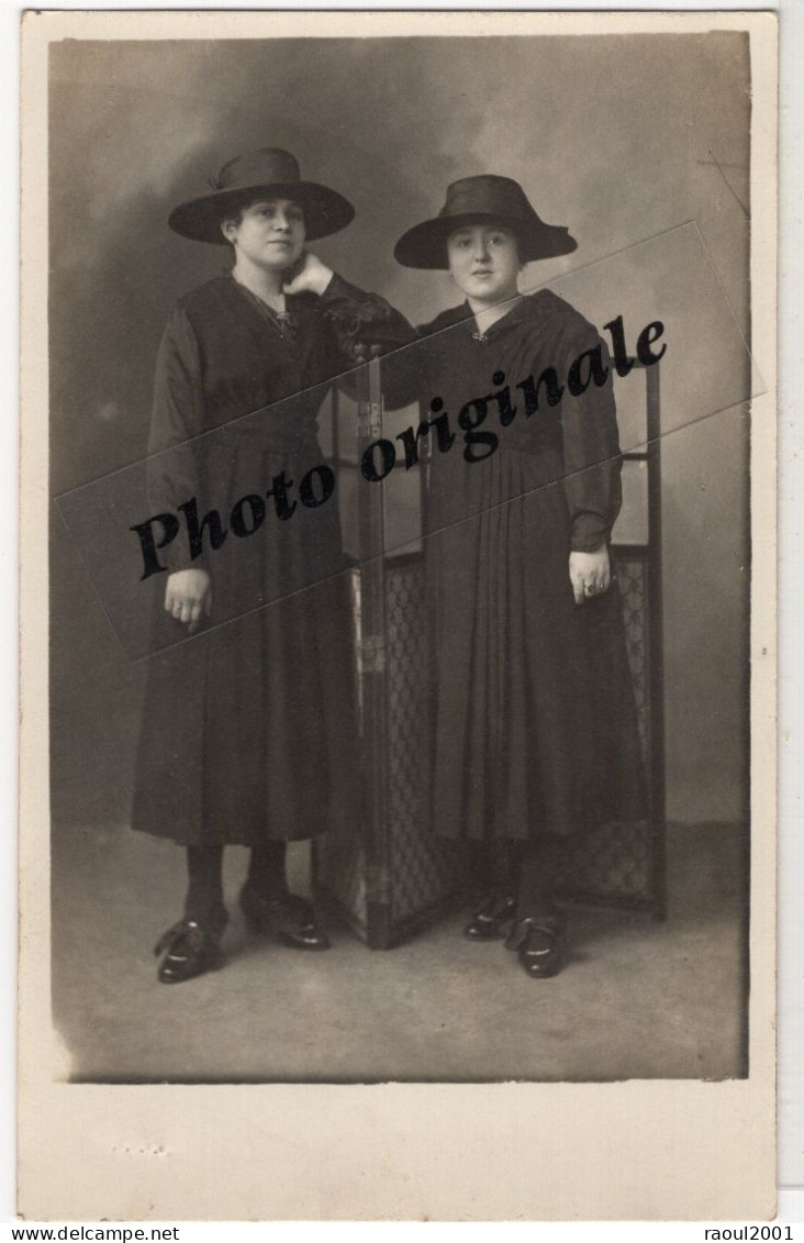 Carte Photo Originale Studio Années 1900 - 2 Jeunes Femmes élégantes Avec Beau Chapeau Belle Robe Belles Chaussures - Alte (vor 1900)