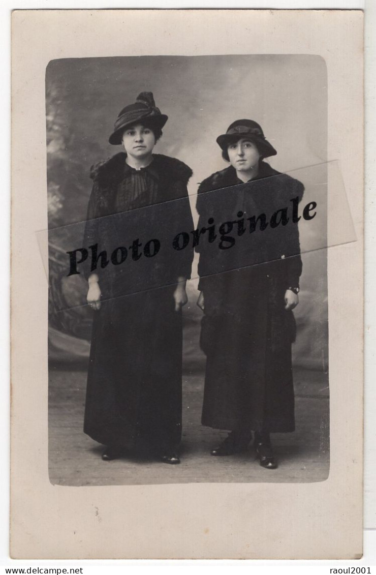 Carte Photo Originale Studio Années 1900 - 2 Jeunes Femmes élégantes Beau Chapeau Manteau Belle Robe Belles Chaussures - Ancianas (antes De 1900)