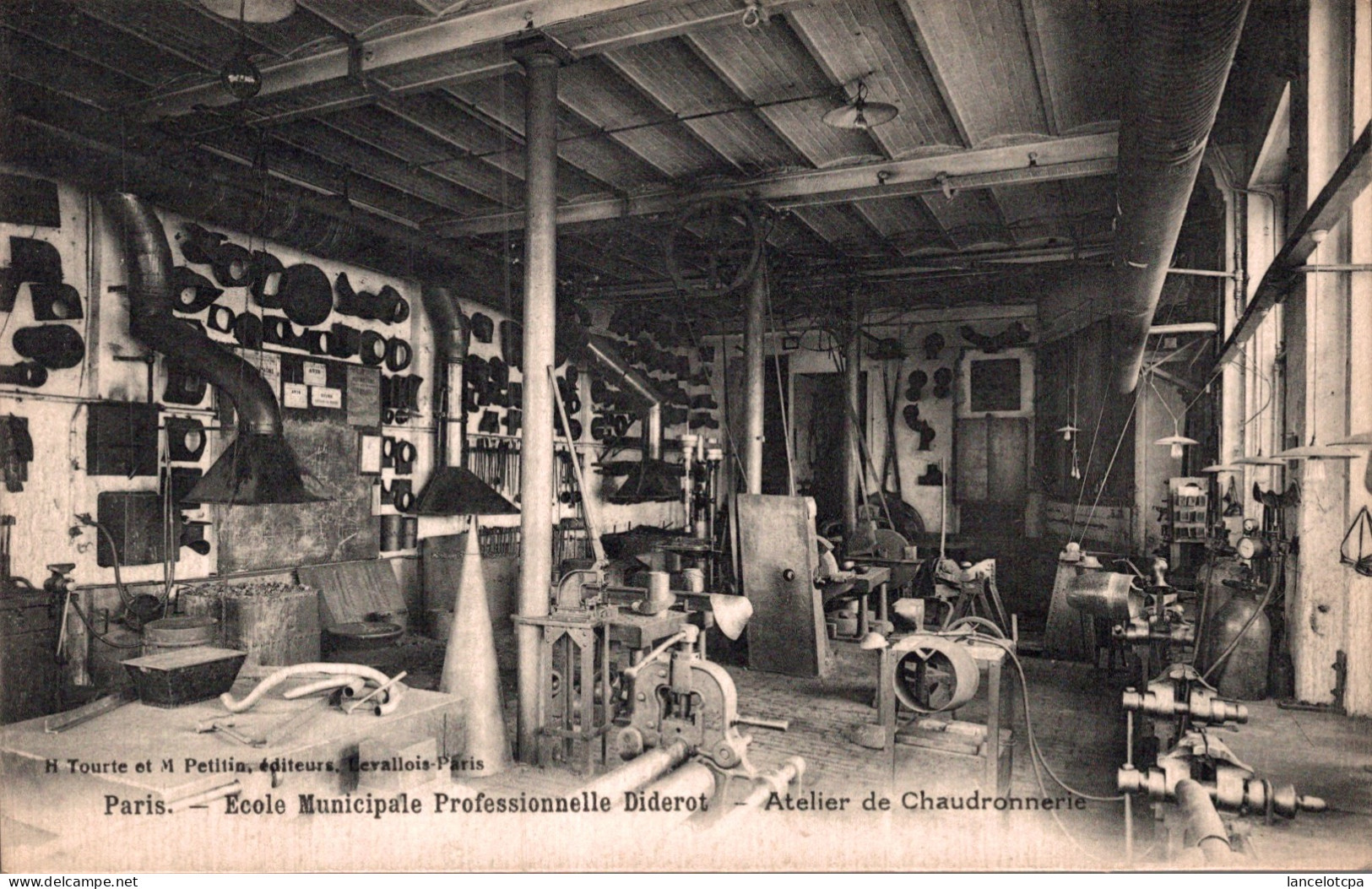 75 - PARIS / ECOLE MUNICIPALE PROFESSIONNELLE DIDEROT - ATELIER DE CHAUDRONNERIE - Bildung, Schulen & Universitäten