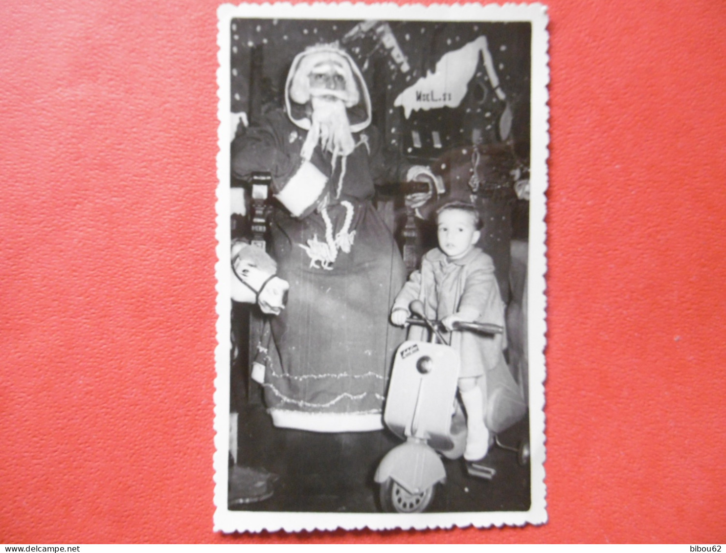 Carte Photo Du Père NOEL - Enfant Avec Une Mini VESPA - Scooter - 1953 - Jouet - Manège - Autres & Non Classés