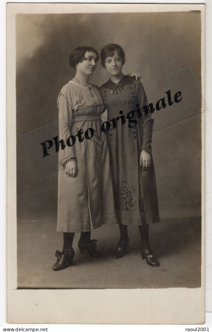 Carte Photo Originale Prise De Vue Studio Années 1900 - 2 Jeunes Femmes élégantes Avec Belle Robe Belles Chaussures - Ancianas (antes De 1900)