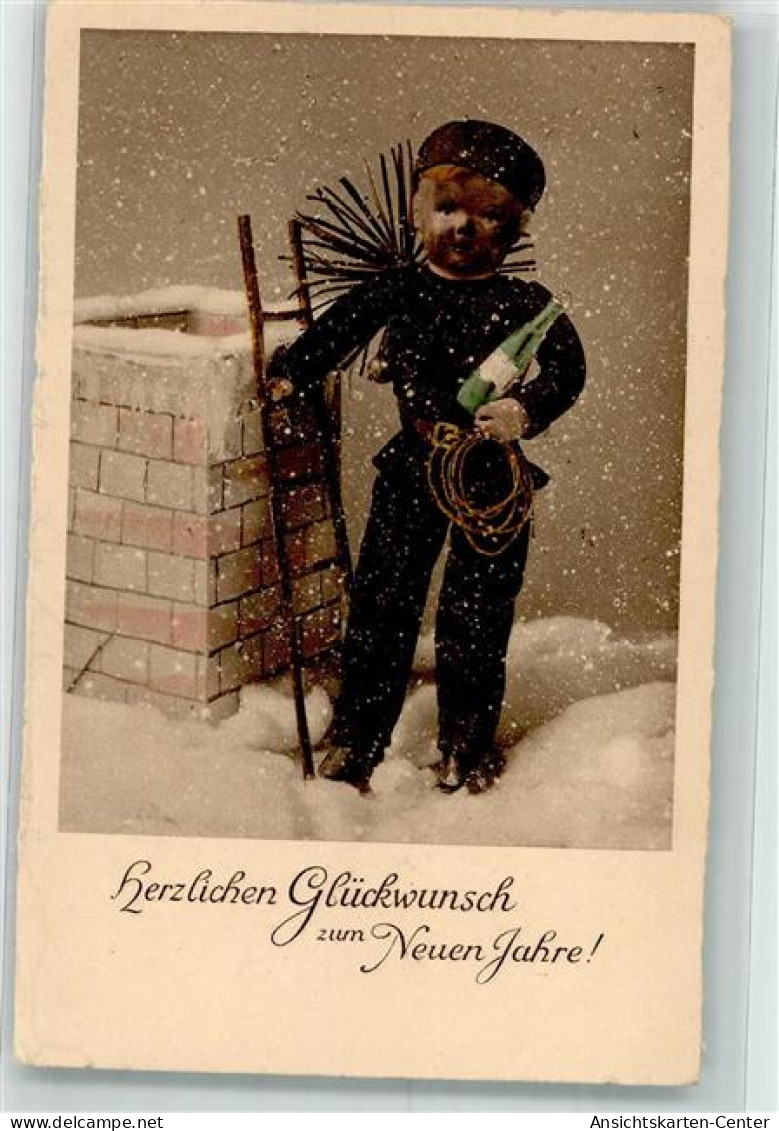 39746705 - Puppe Als Schornsteinfeger Mit Einer Flasche Sekt Im Schneegestoeber - Nouvel An