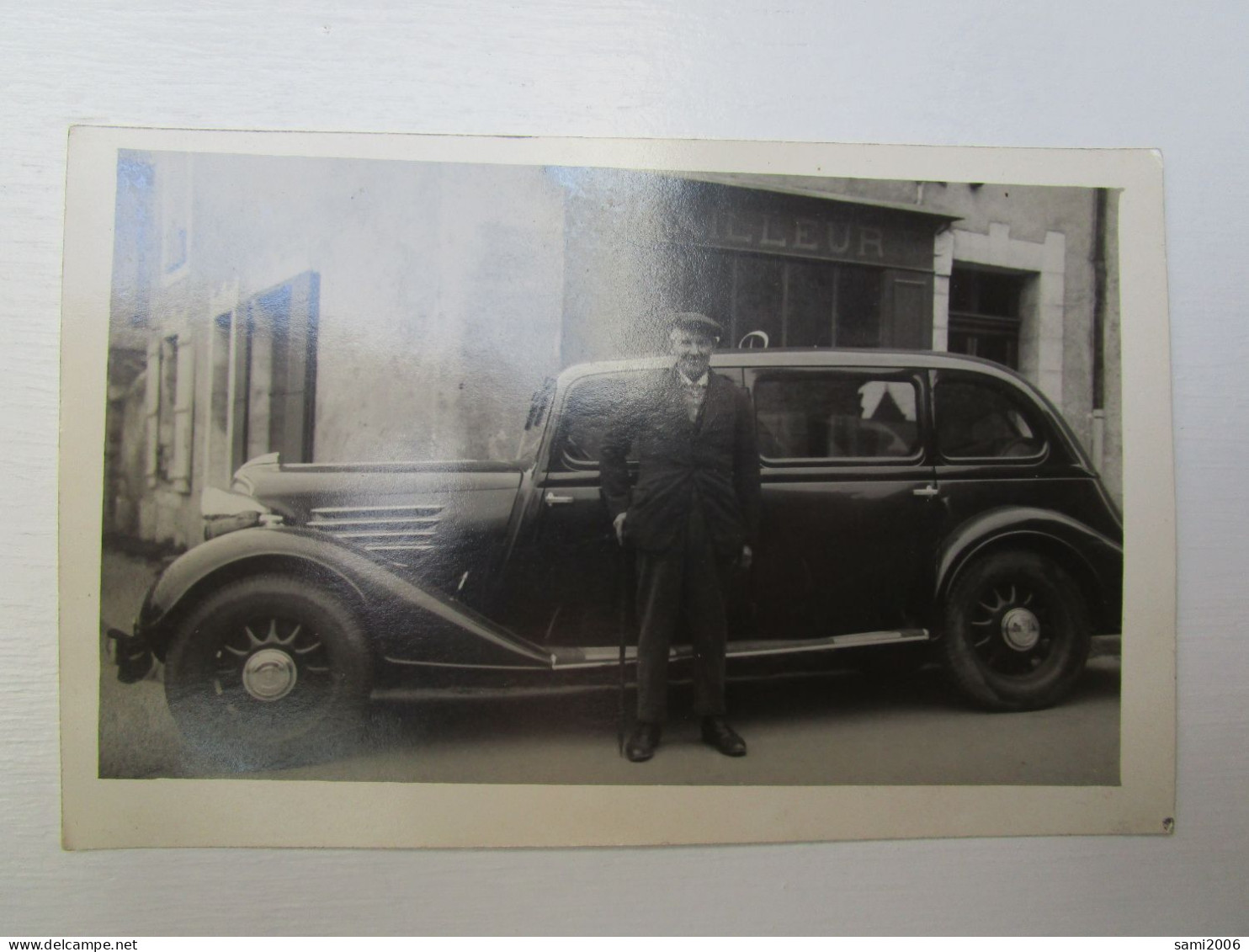 CPA PHOTO VOITURE ANCIENNE VIEIL HOMME COMMERCE TAILLEUR - Toerisme