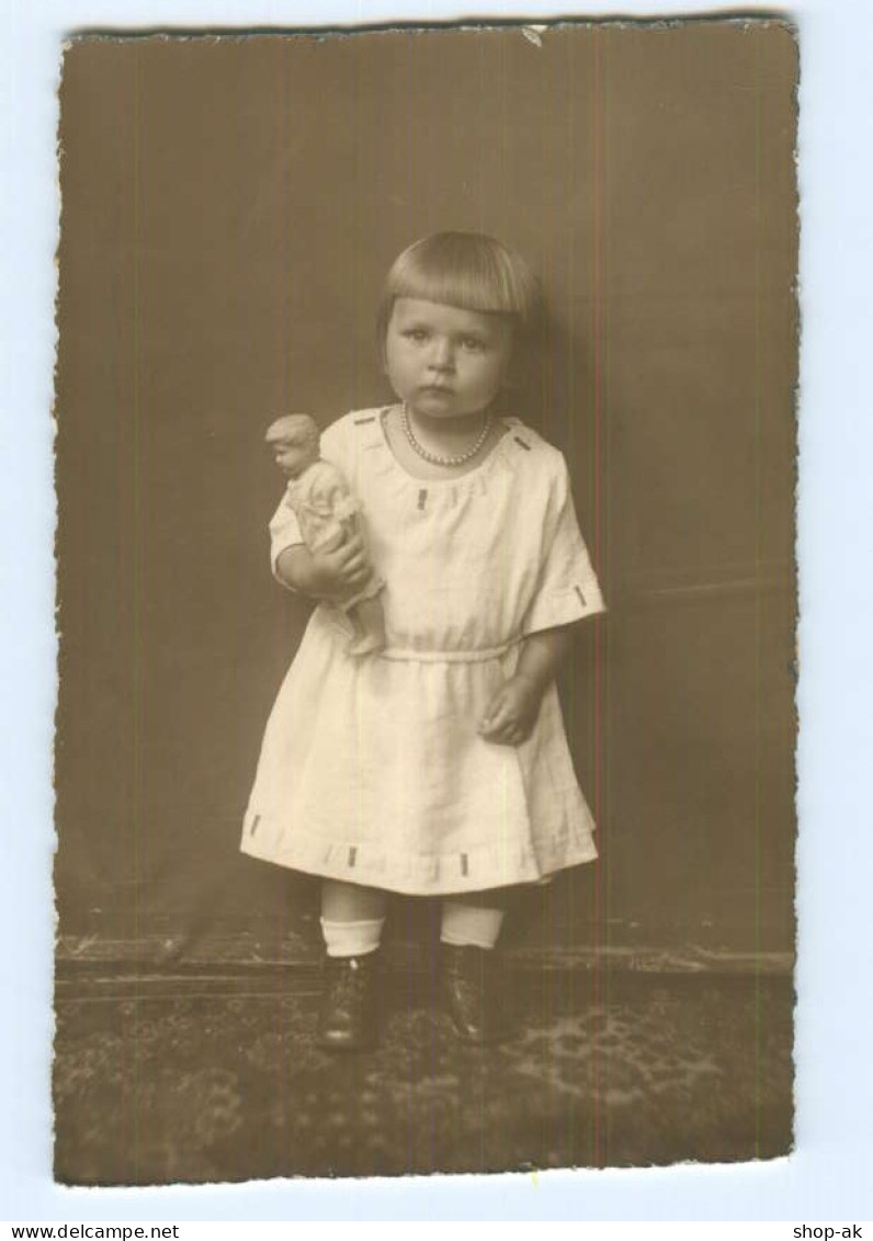 Y7746/ Kleines Mädchen Mit Puppe Privat Foto AK Ca.1925 - Juegos Y Juguetes