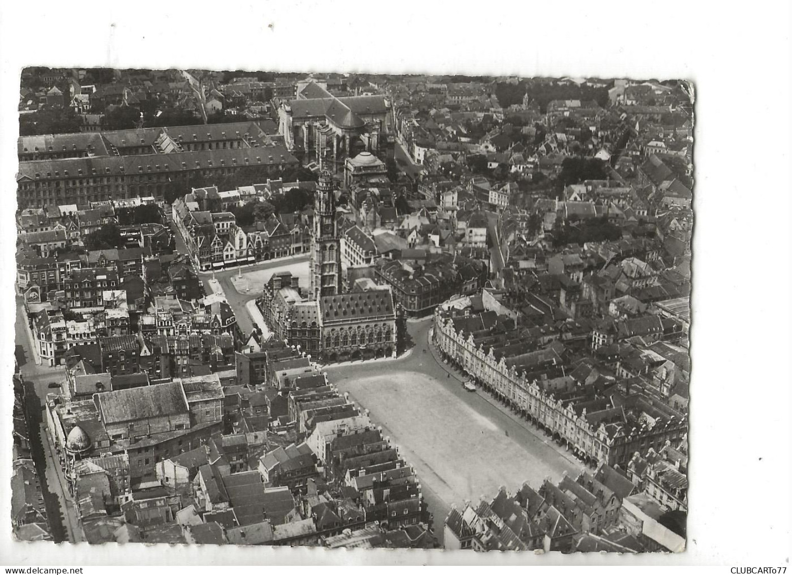 Arras (62) : Vue Aérienne Générale Au Niveau De La Grande Place En 1952 (animé) GF. - Arras