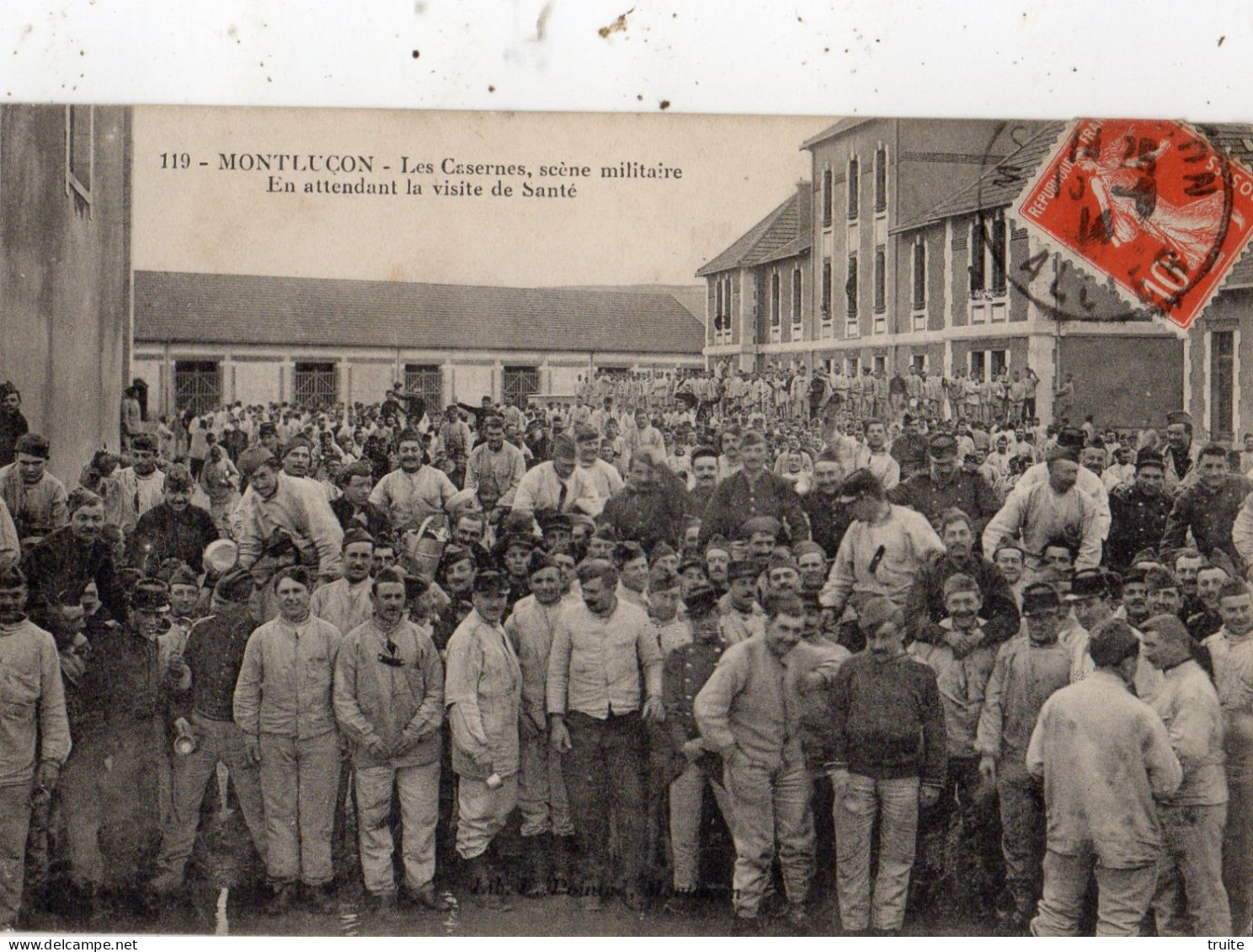 MONTLUCON LES CASERNES SCENE MILITAIRE EN ATTENDANT LA VISITE DE SANTE - Montlucon