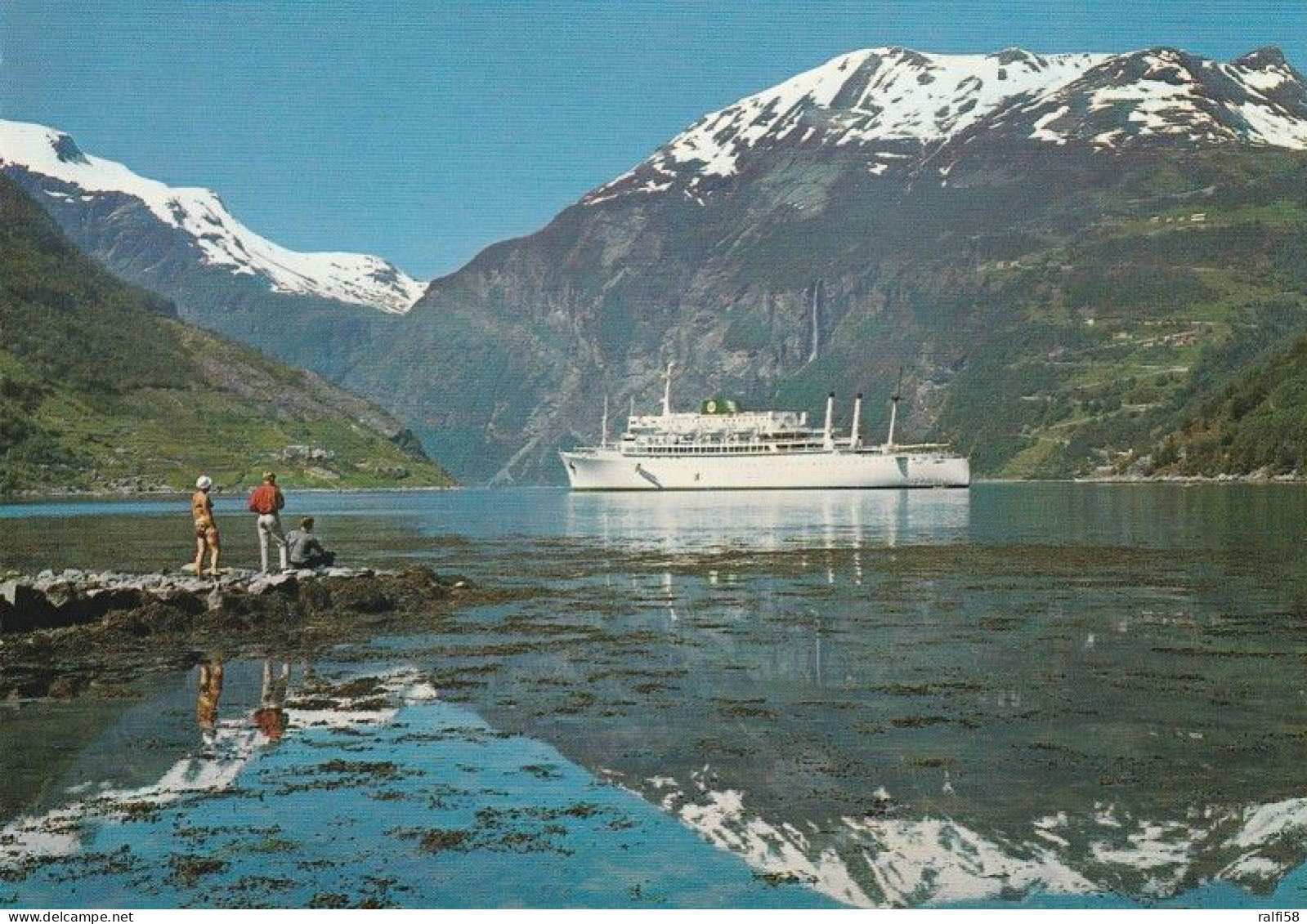 1 AK Norwegen / Norway * Der Geiranger Fjord - Kreuzfahrtschiff Und Im Hintergrund Die Adlerstraße * - Noorwegen