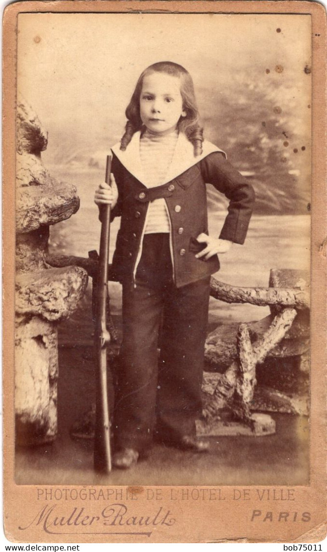 Photo CDV D'un Jeune Garcon élégante Avec Une Carabine  Posant Dans Un Studio Photo A Paris - Alte (vor 1900)