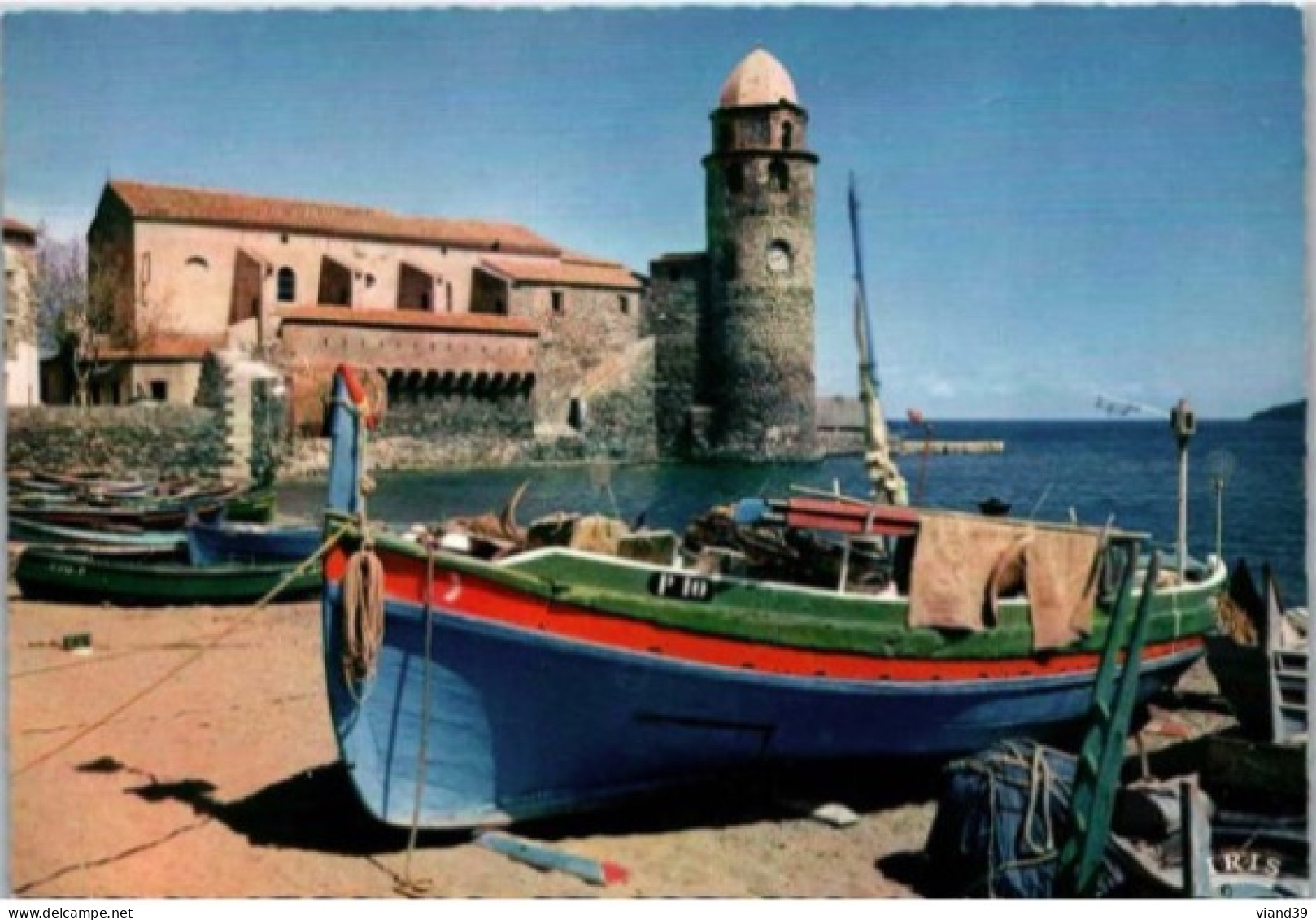 COLLIOURE. - Joyau De La Côte Vermeille. Eglise Et Les Barques De Pêche     -  Non Circulée - Collioure