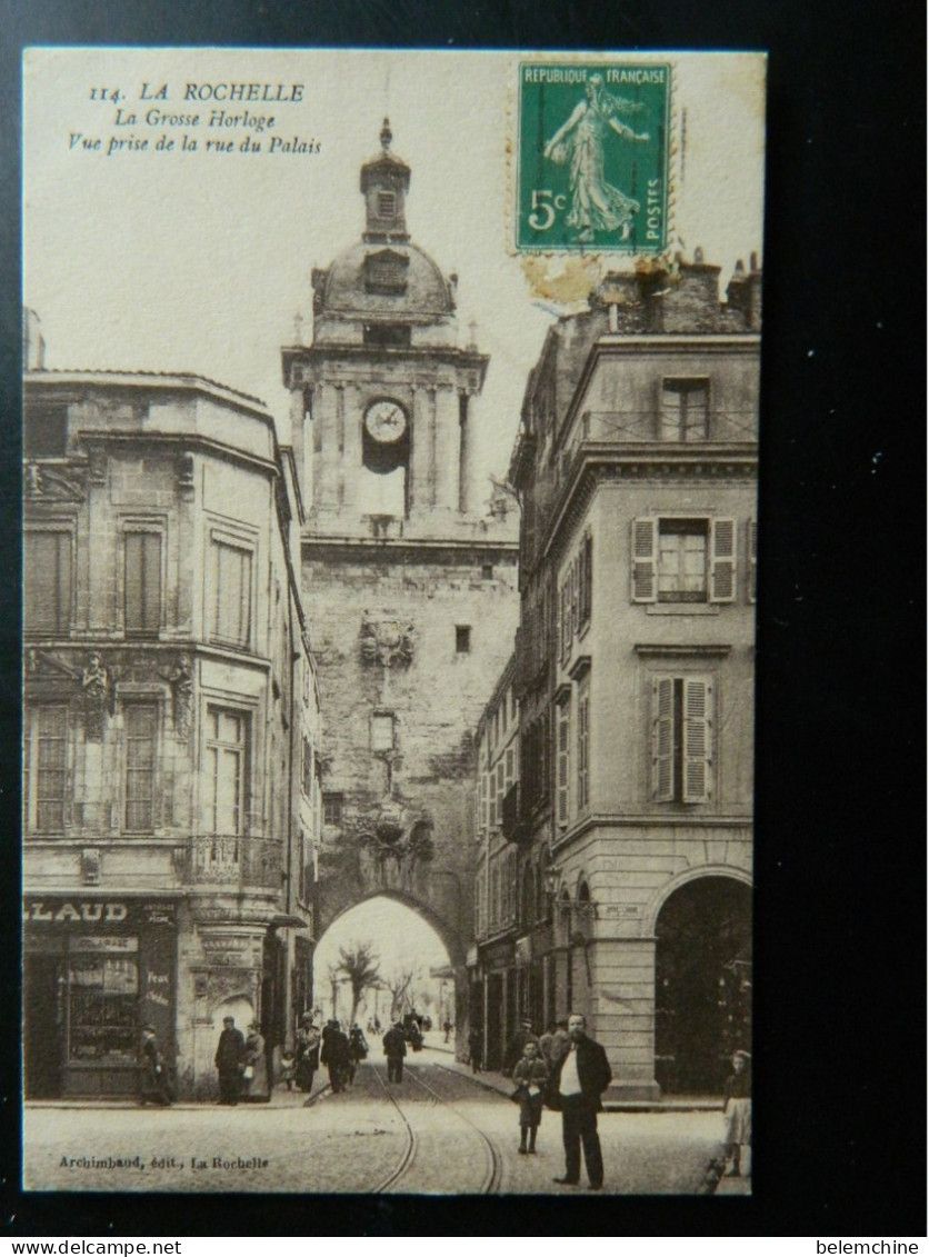 LA ROCHELLE                         LA GROSSE HORLOGE VUE PRISE DE LA RUE DU PALAIS - La Rochelle