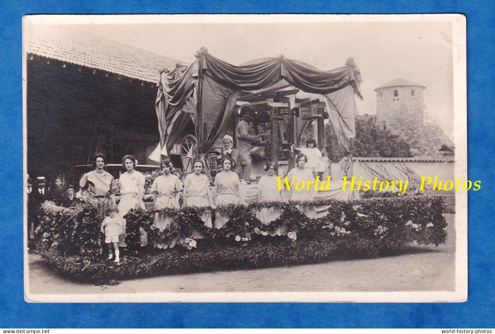 CPA Photo - Sud De La FRANCE ? - Cavalcade - Char Avec Jeune Fille & Métier à Tisser ? - Tour à Identifier - A Identifier