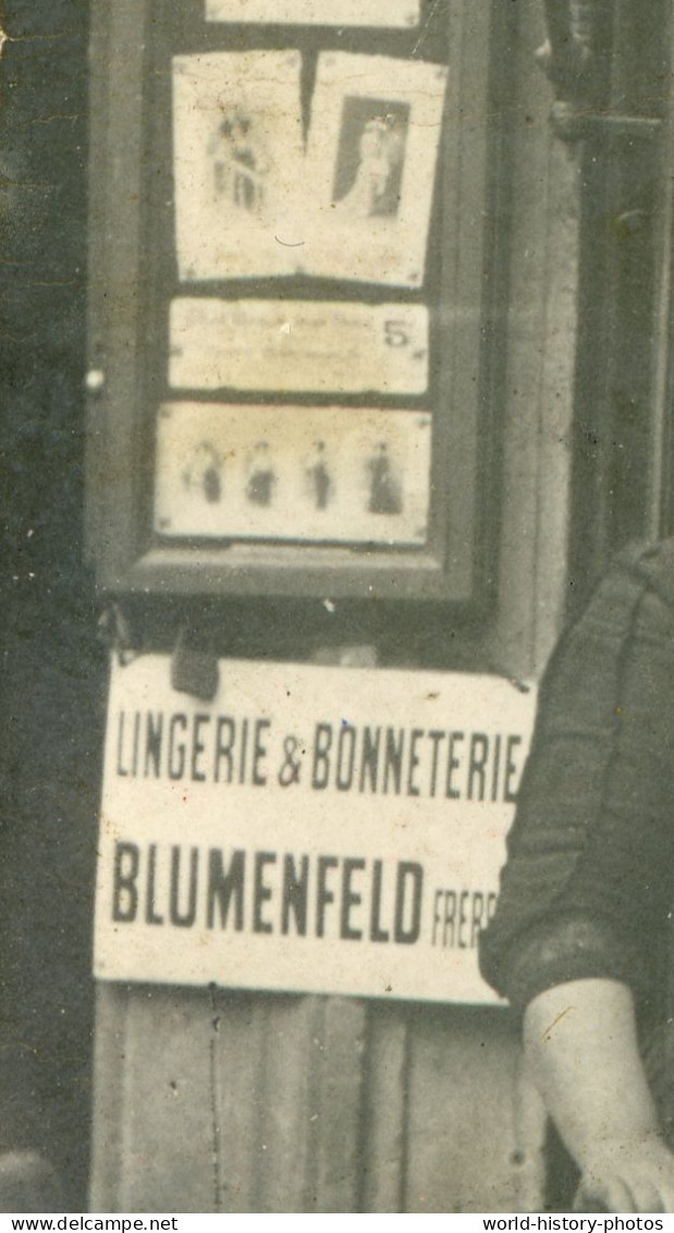 CPA Photo - PARIS - Restaurant Café Bar à Situer - Publicité Plaque Publicitaire BLUMENFELD Lingerie Lampe Femme Coiffe - To Identify