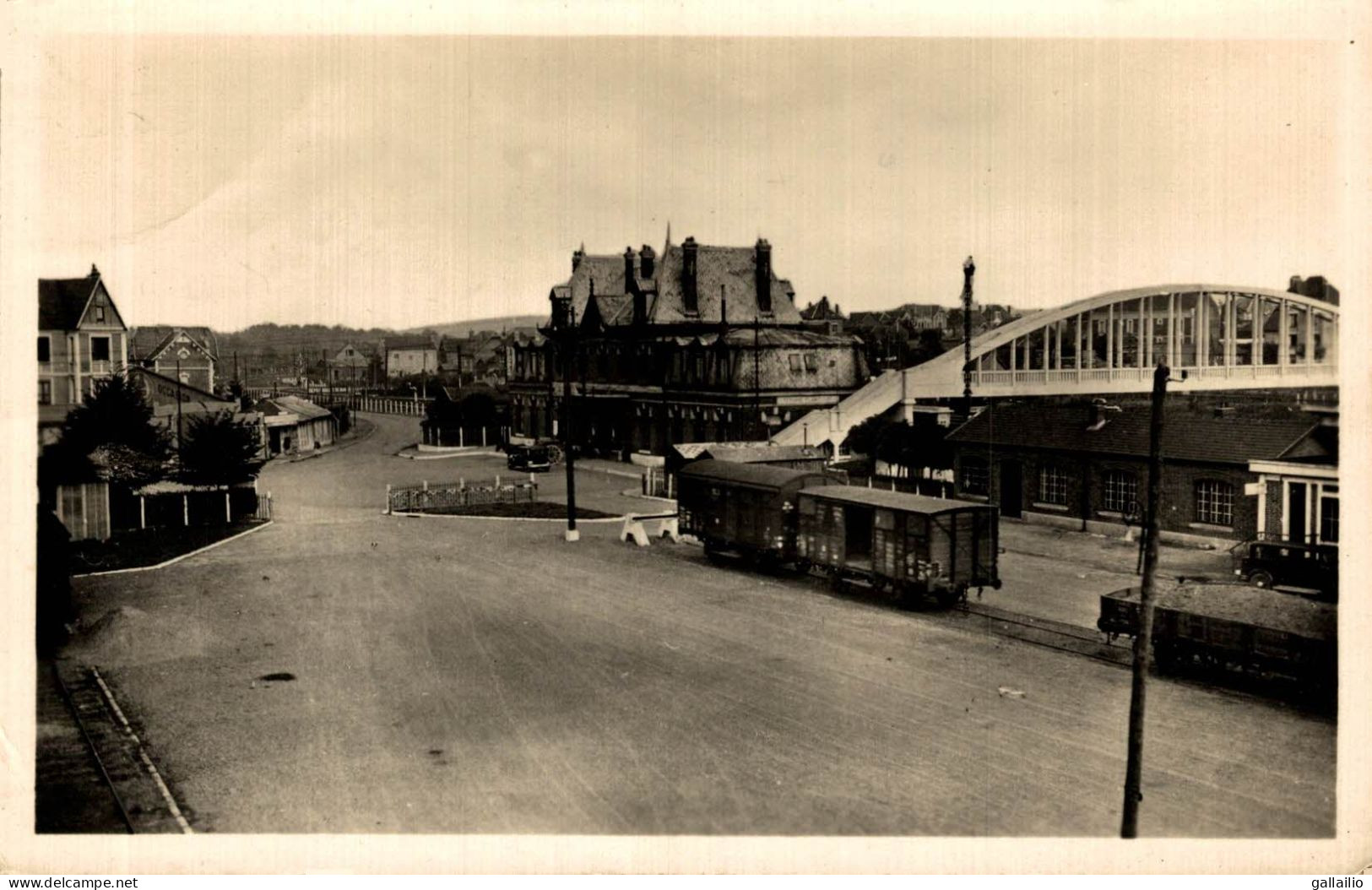 PERONNE VUE SUR LA PLACE DE LA GARE - Peronne