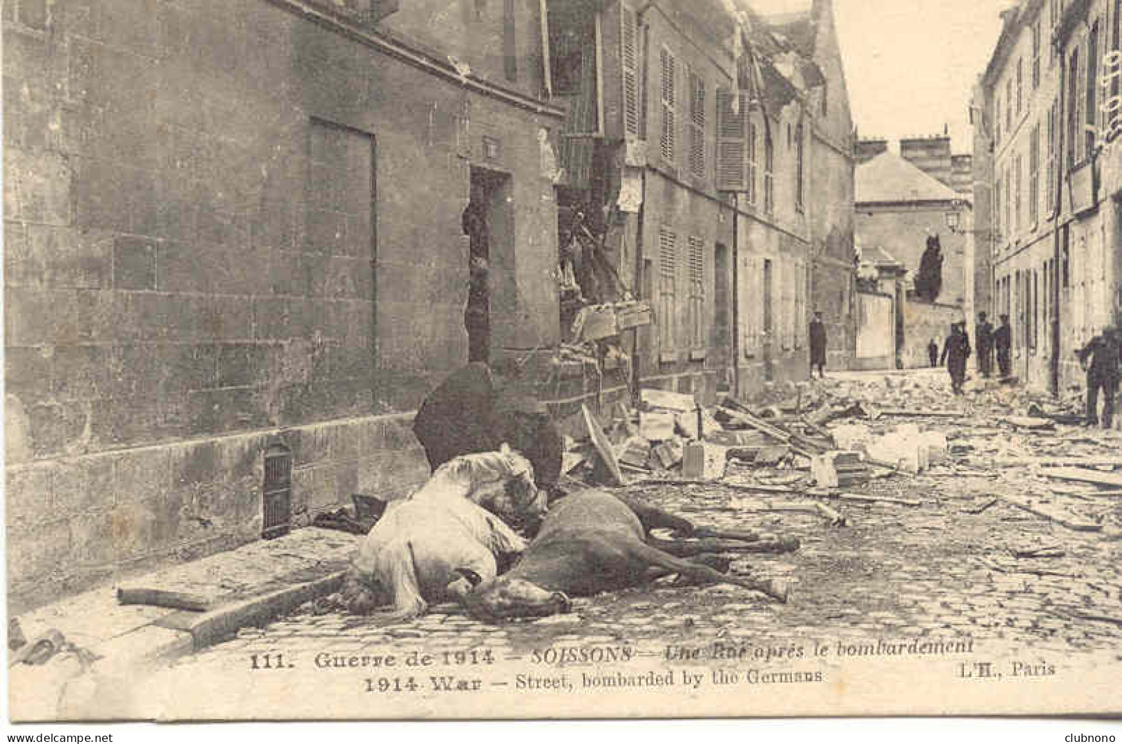 CPA - SOISSONS (1914) UNE RUE APRES LE BOMBARDEMENT - Soissons