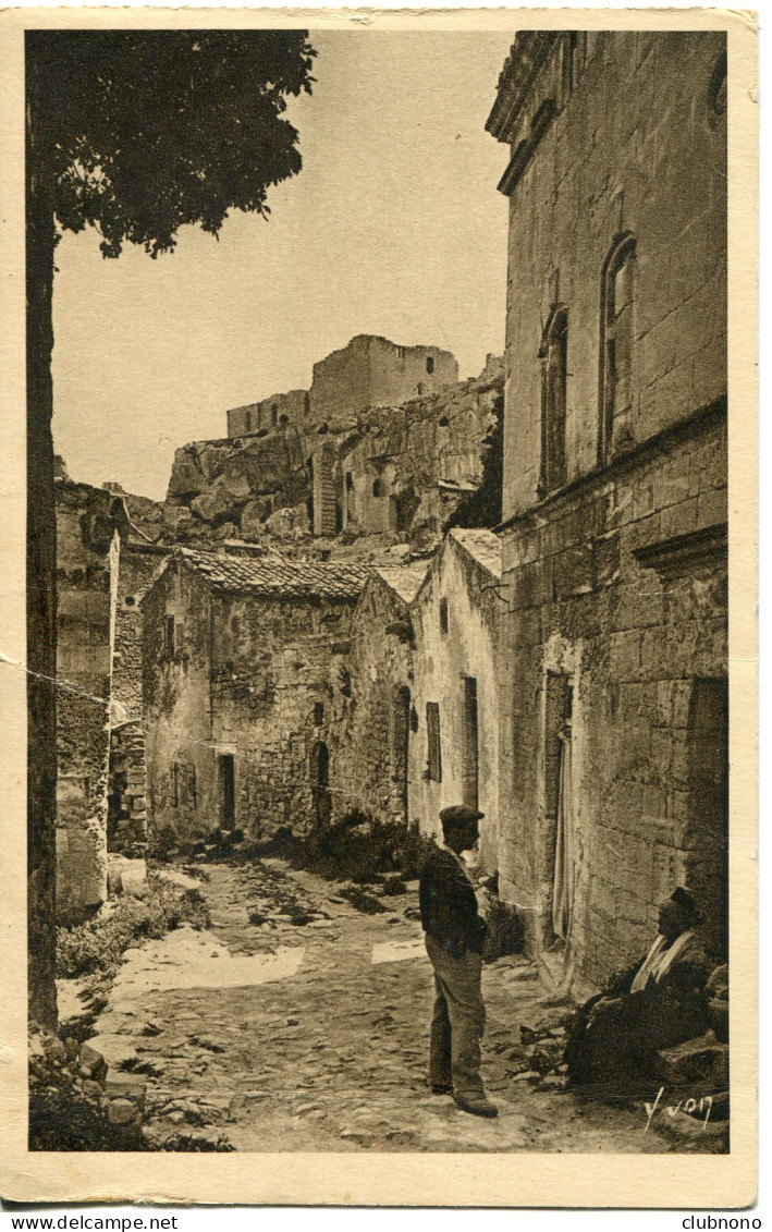 CPA -  LES BAUX - LA RUE DES FOURS ET LE CHATEAU - Les-Baux-de-Provence