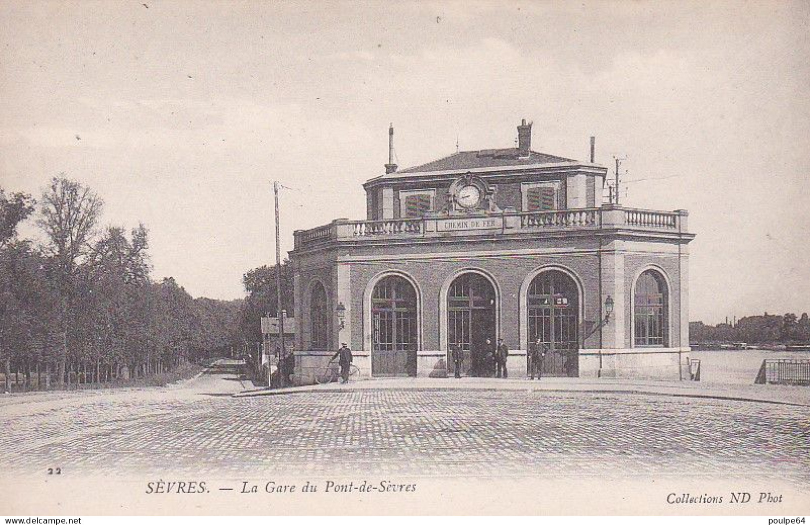 La Gare : Vue Extérieure - Sevres