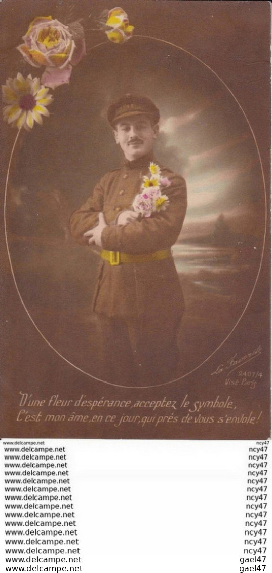 CPA  Fantaisie. Militaire Avec Un Bouquet De Fleurs Dans Les Bras ...T459 - Uomini