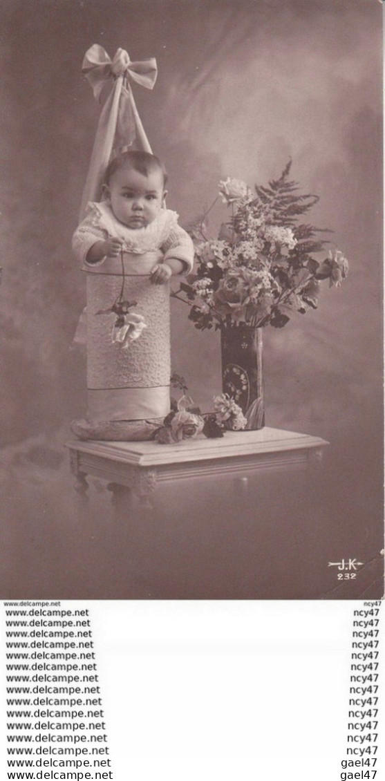 CPA   ENFANTS.  Bébé Suspendu, Fleurs En Vase  ...T482 - Scènes & Paysages