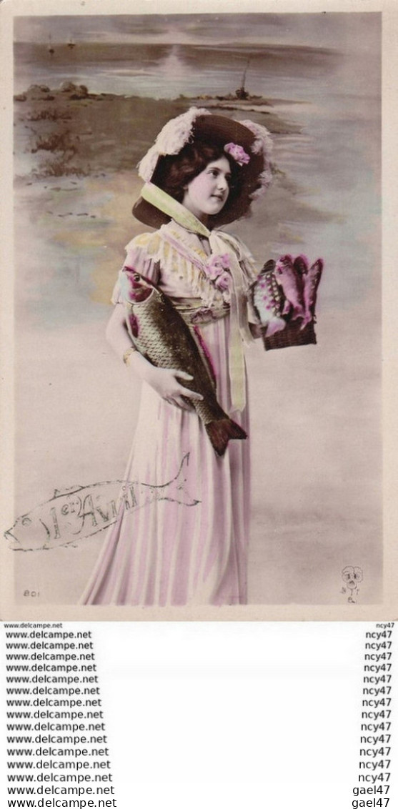 CPA 1er AVRIL.  Fantaisie,  Jolie Femme Robe Longue Mousseline, Chapeau à Ruban, Glaçée. ...T430 - 1 April (aprilvis)