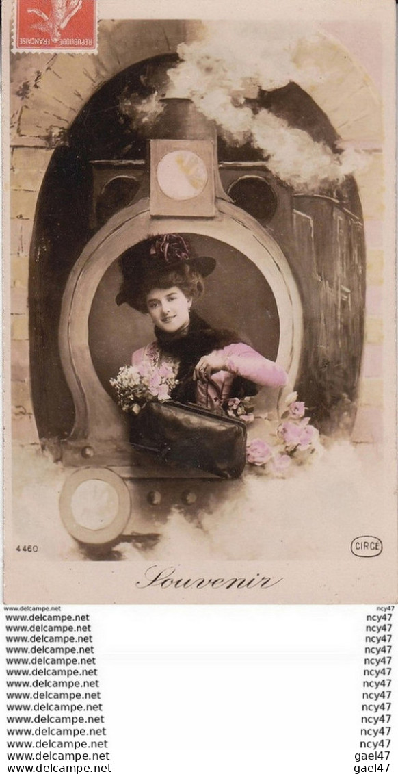 CPA. SOUVENIR. Jolie Femme En Médaillon Sur Le Devant D'une Locomotive, Chapeau Melon . ...Z773 - Gruss Aus.../ Gruesse Aus...