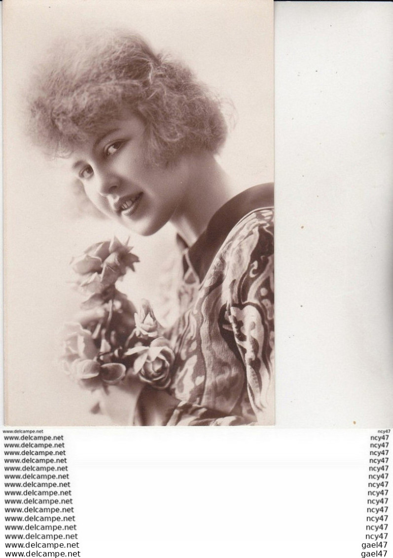 Lot 3 CPA FANTAISIES. Portrait De Belle Jeune Femme En Robe Cachemire, Roses ...Z306 - Vrouwen