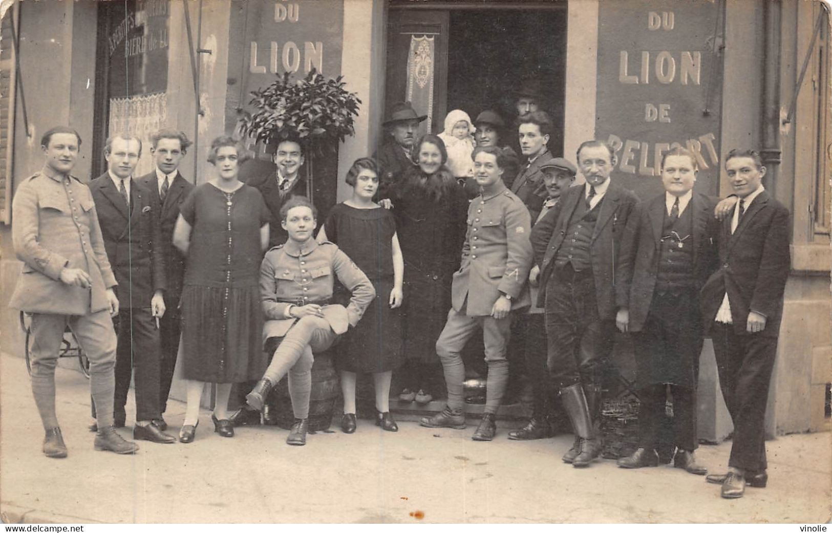 24-5169 : CARTE-PHOTO AU LION DE BELFORT. DEVANT UN RESTAURANT ?  GROUPE - Belfort - Stadt