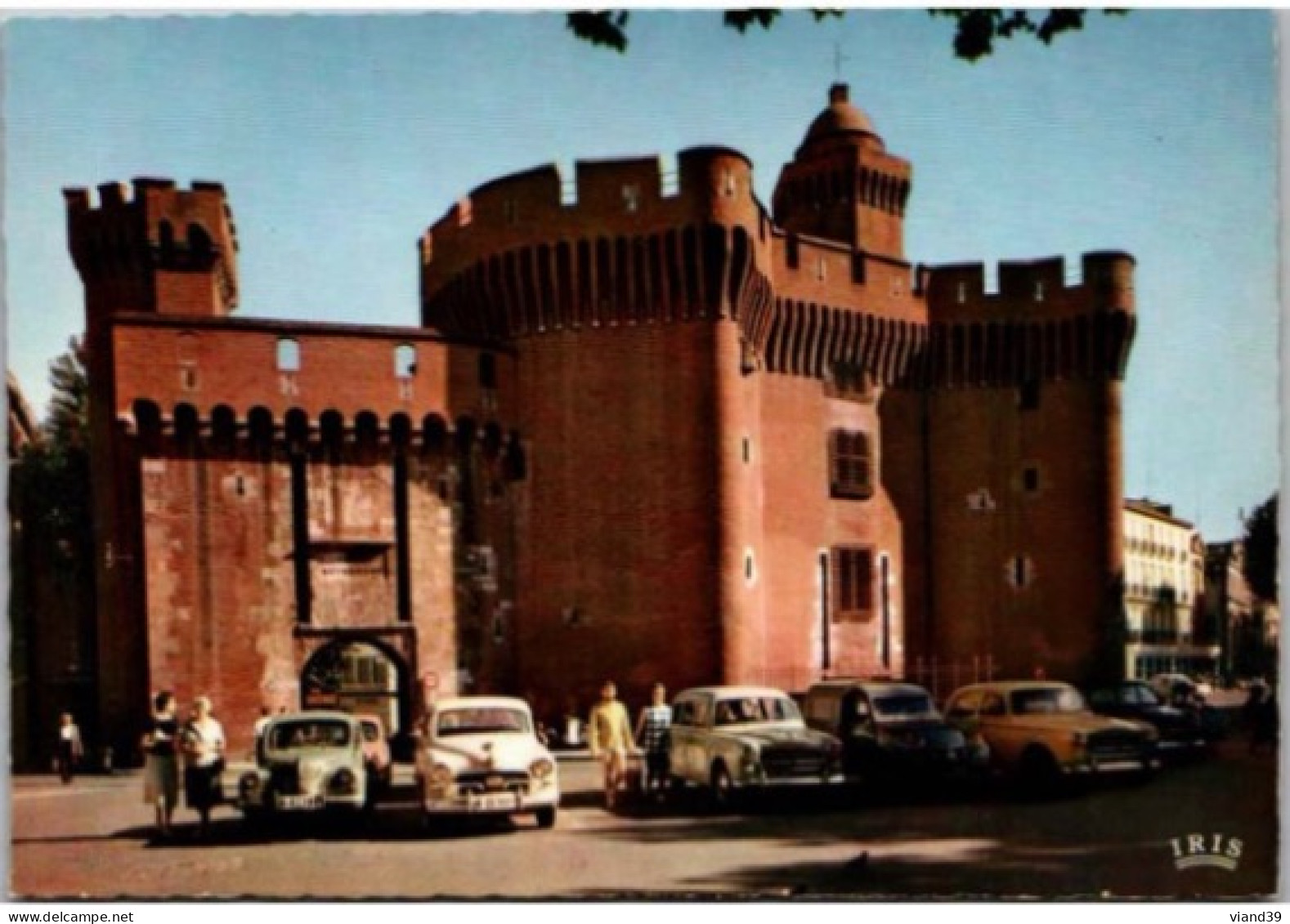 PERPIGNAN. -  Le Castillet.   -  Non Circulée.  Voitures Anciennes En Stationnement - Perpignan