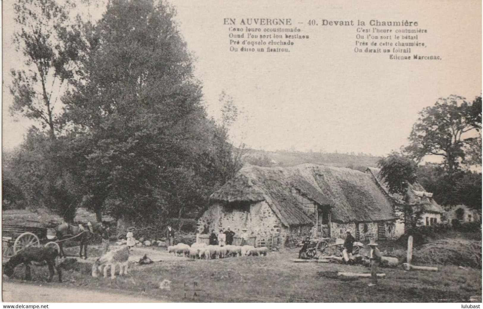 (En Auvergne) Devant La Chaumière. - Farms
