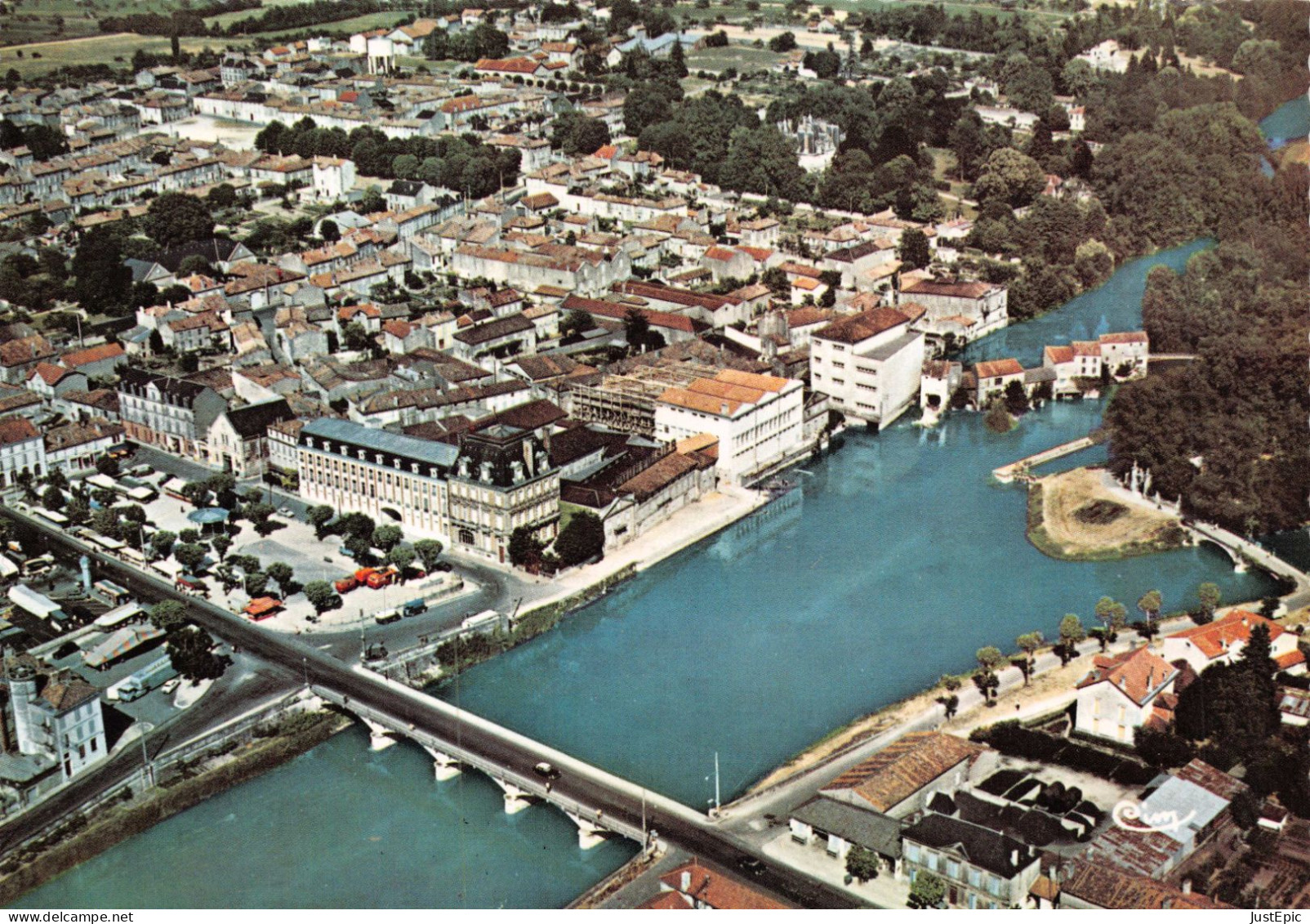 16 / JARNAC -  Vue Aérienne - La Place Du Château Et La Charente - Cpsm GF - Jarnac