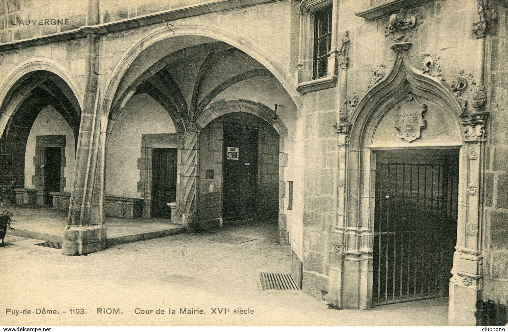 CPA - RIOM -  COUR DE LA MAIRIE - Riom