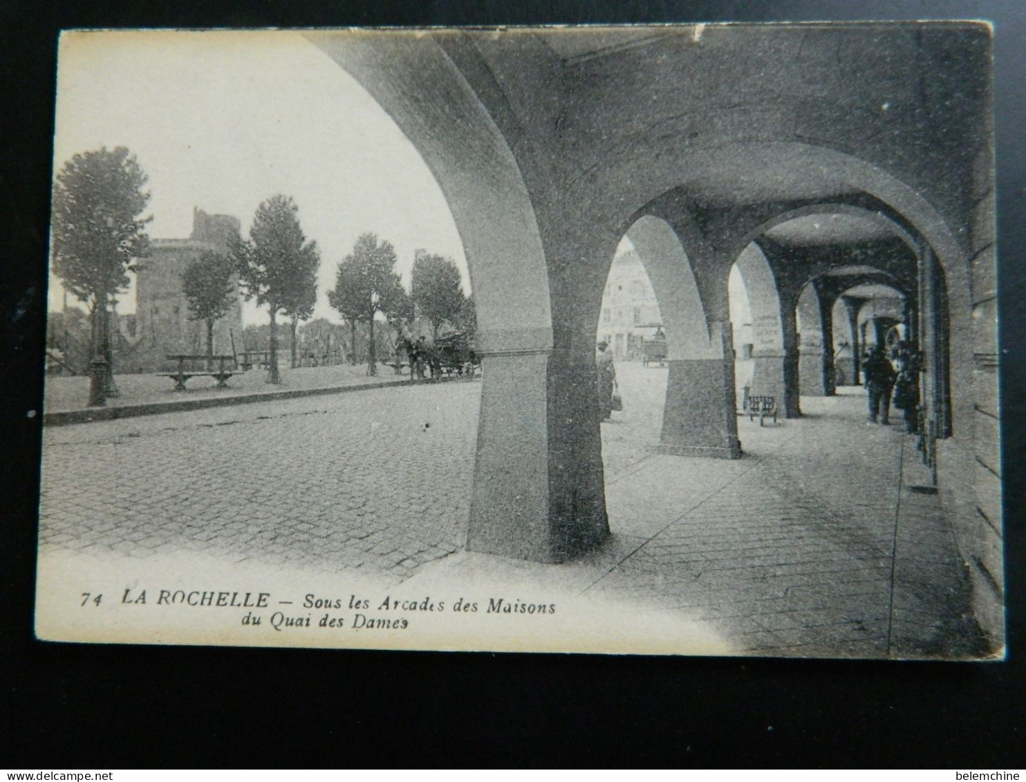 LA ROCHELLE                           SOUS LES ARCADES DES MAISONS DU QUAI  DES DAMES - La Rochelle