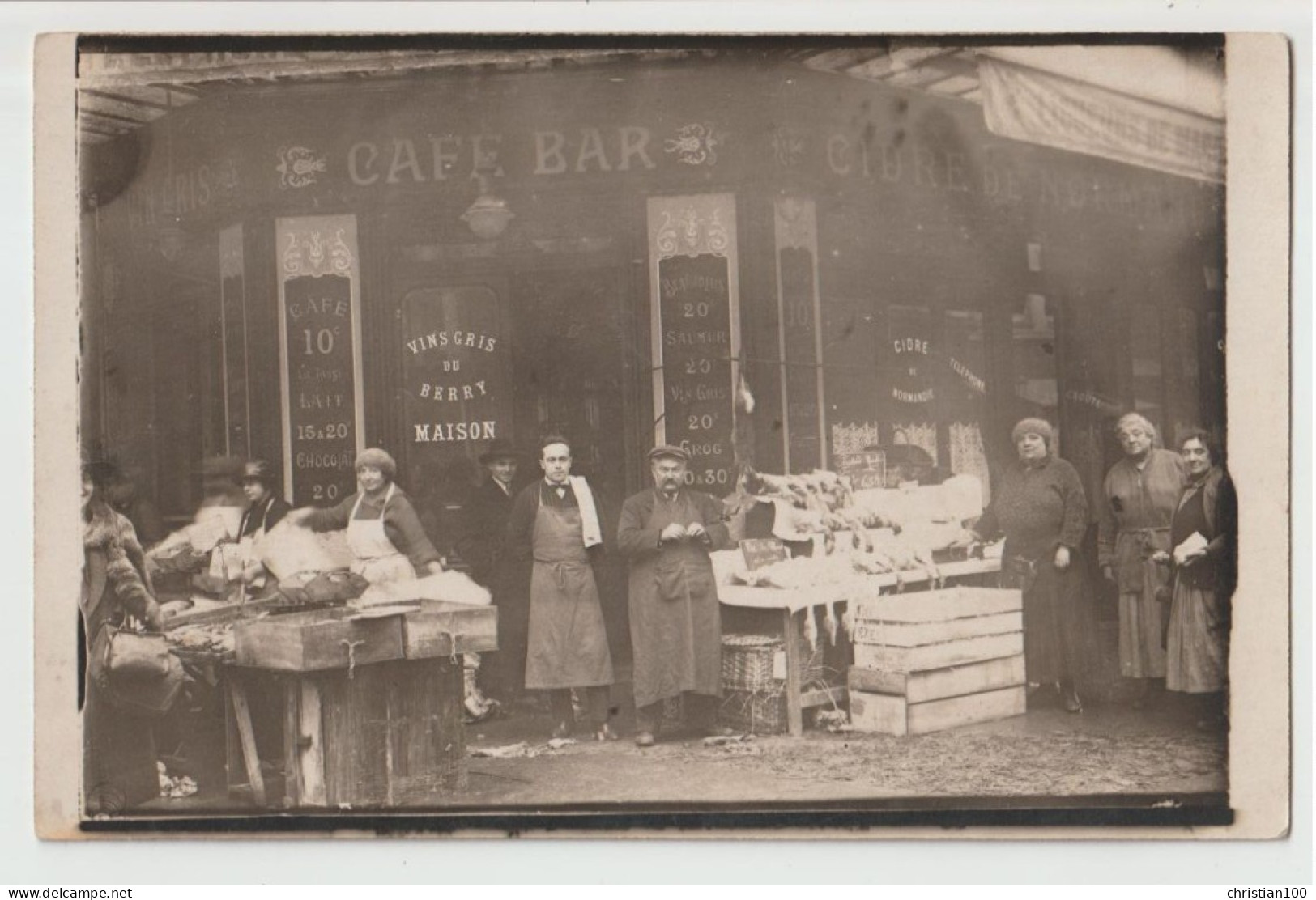 CARTE PHOTO - MARCHANDS AMBULANTS DEVANT UN CAFE BAR ( CIDRE SAUMUR VIN GRIS ) - VENDEUR DE POULETS - ¨POISSONNIERE - - A Identifier