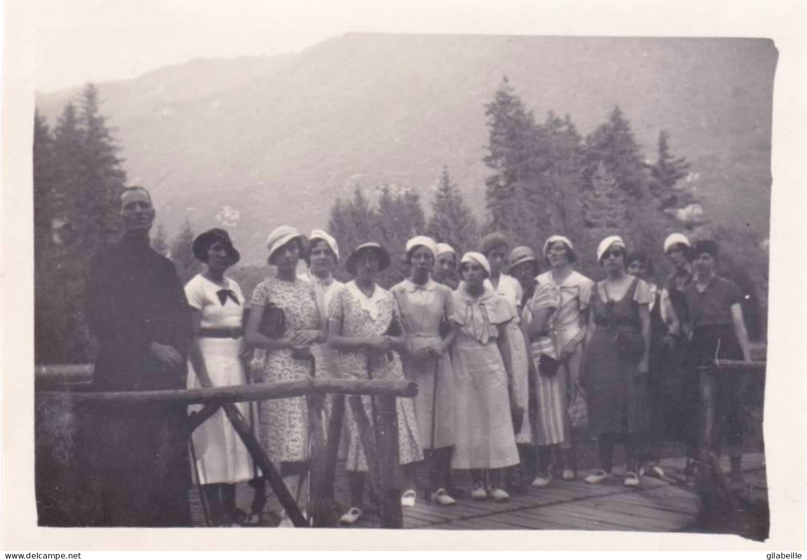 Photo Originale - 38 - VIZILLE- Les Jeunes Femmes Du Pensionnat Des Ursulines De Beaugency Dans Le Parc- Aout 1933 - Places