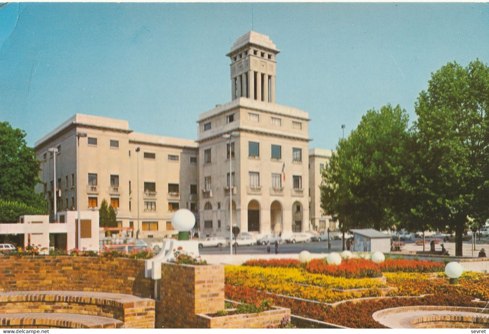 MONTREUIL. - L'Hôtel De Ville. CPM - Montreuil