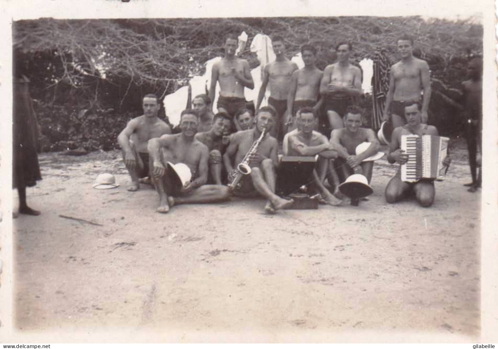 Photo Originale - Senegal - Dakar 1941 - L'equipage De La B.A.N En Excursion A N'GOR - Accordeon - War, Military